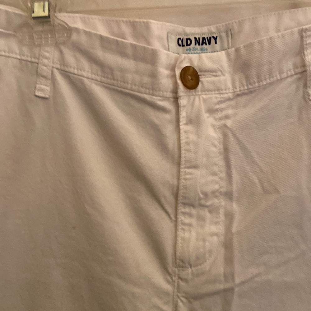 White, cuffed capris.